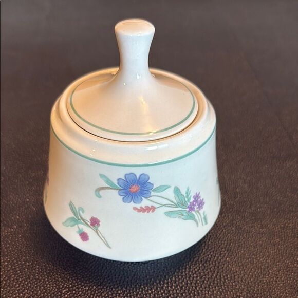 Oneida Ava Ceramic Sugar bowl with Lid Floral Design - Picture 1 of 8
